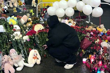 Егор Крид возложил цветы у мемориала возле «Крокуса»