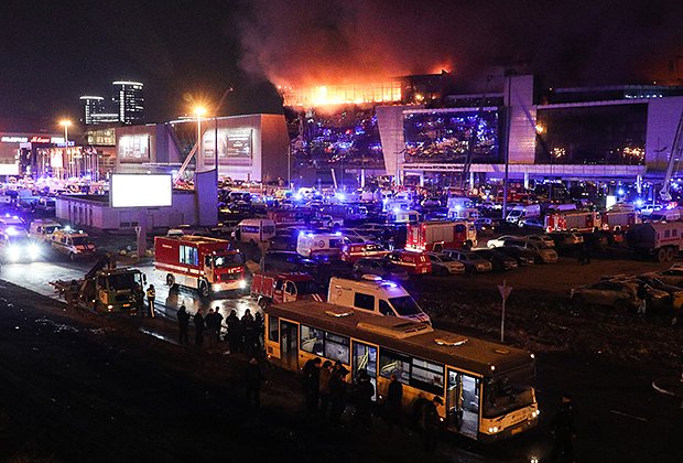 Машины экстренных служб у подожженного террористами здания «Крокус Сити Холла»