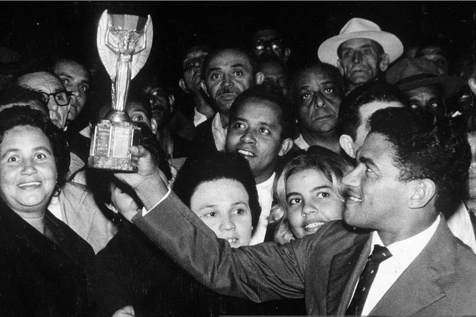 Гарринча с наградой лучшему игроку Чемпионата мира-1962 