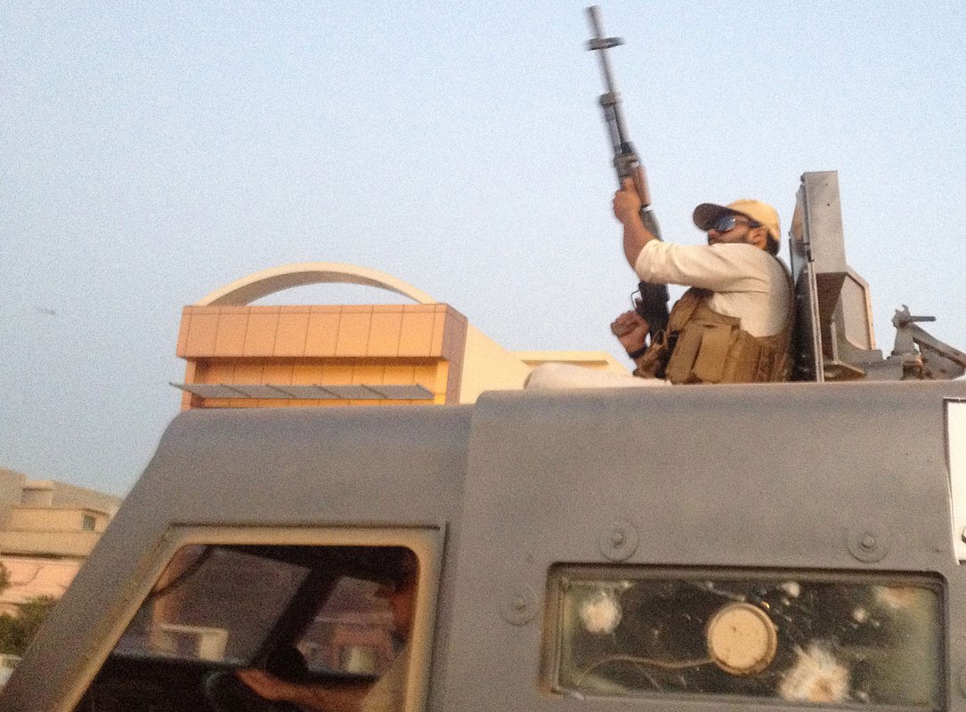 Бойцы «Исламского государства Ирака и Леванта» едут на захваченных бронемашинах Вооруженных сил Ирака по главной дороге в городе Мосул, Ирак, 23 июня 2014 года

