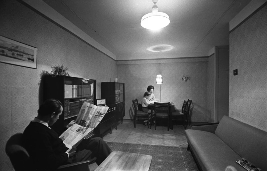 Интерьер московской квартиры 1960-х. Семья отдыхает вечером после работы.