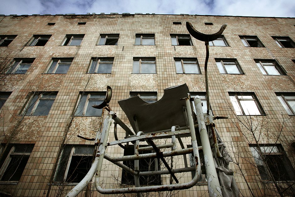 Медицинское оборудование около заброшенной больницы в Припяти 