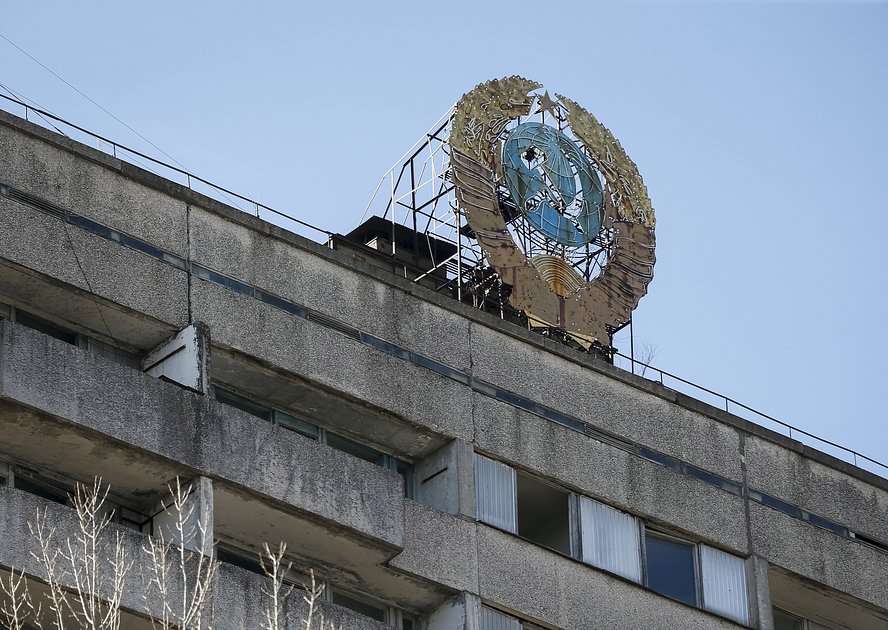 Герб Советского Союза на крыше здания в Припяти