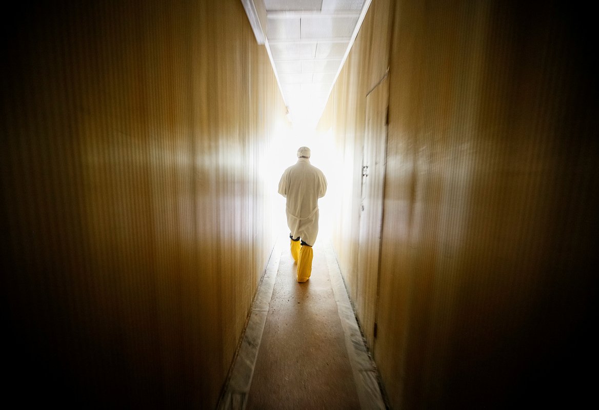 Работник Чернобыльской АЭС идет по коридору остановленного третьего энергоблока 