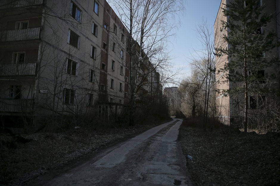 Заброшенные улицы Припяти около Чернобыльской АЭС 