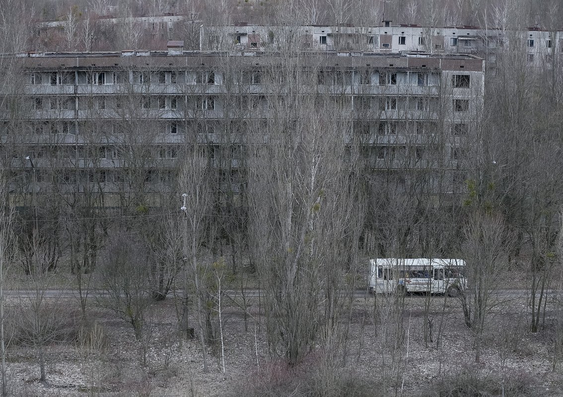 Работники Чернобыльской АЭС едут в автобусе по Припяти