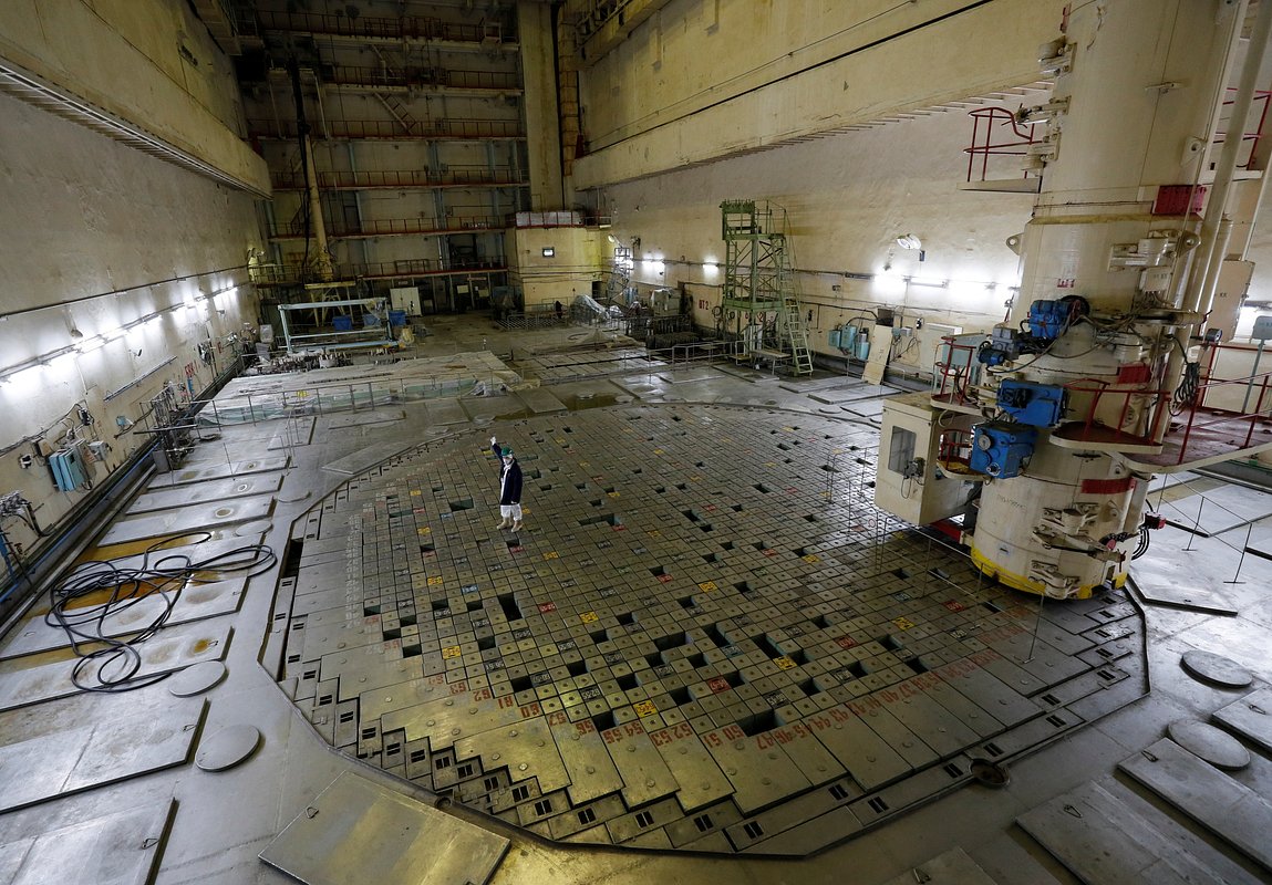 Работник Чернобыльской АЭС в реакторном отсеке на остановленном третьем энергоблоке
