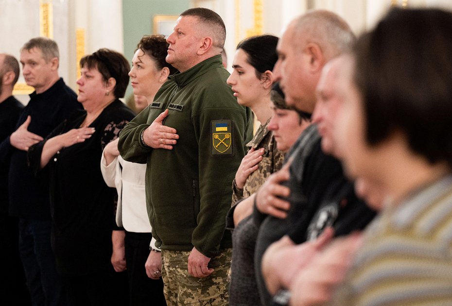 Бывший главнокомандующий Вооруженными силами Украины Валерий Залужный поет гимн Украины во время церемонии награждения в Киеве, 9 февраля 2024 года
