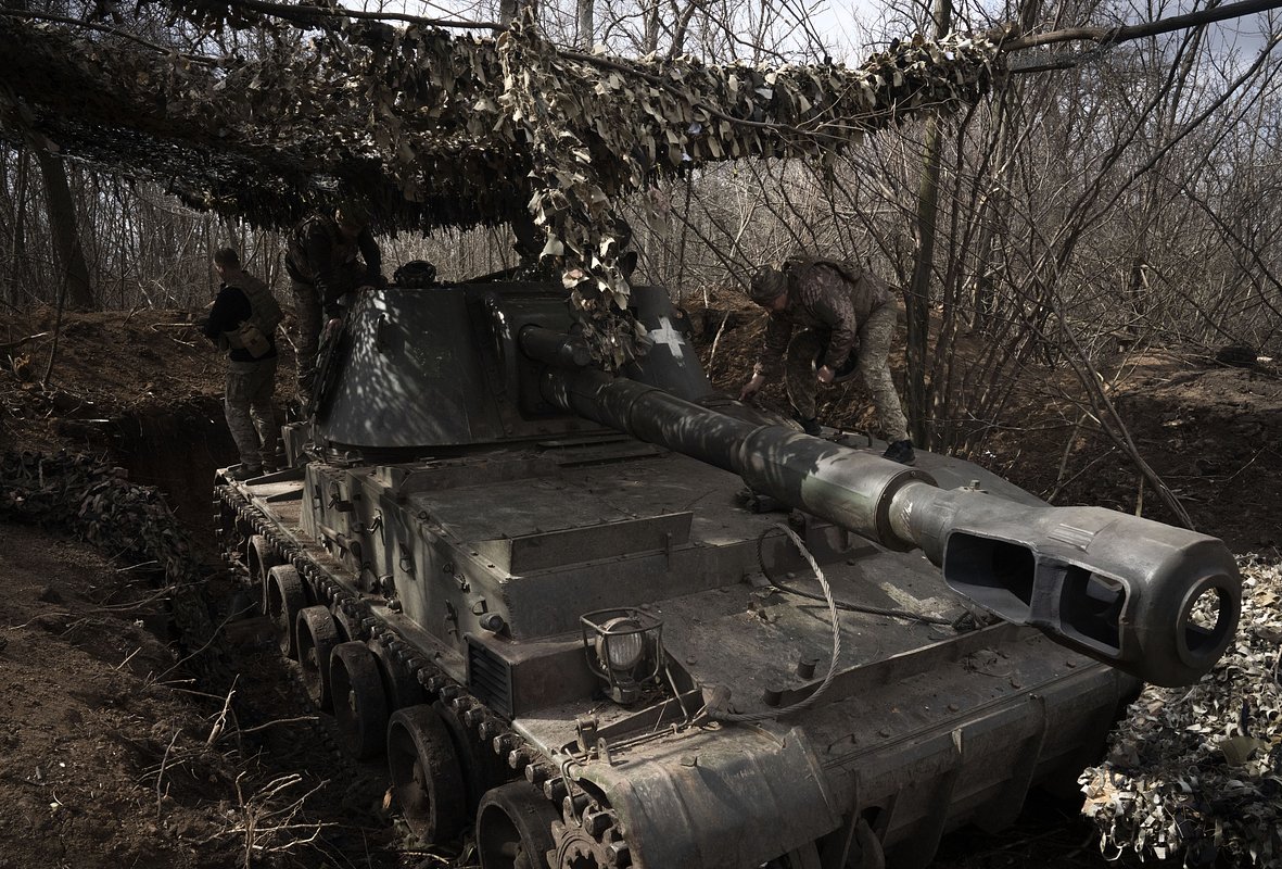 Военнослужащие Вооруженных сил Украины готовятся открыть огонь из 152-миллиметровой самоходной гаубицы 2С3 недалеко от Артемовска (Бахмута), 25 марта 2024 года
