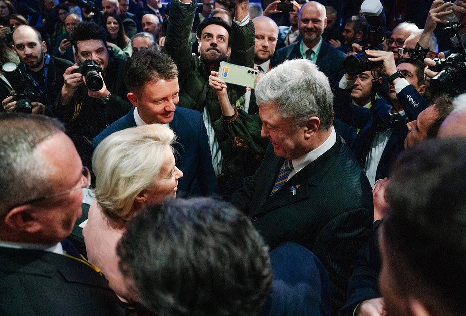 Урсула фон дер Ляйен, председатель Европейской комиссии (слева в центре), беседует с Петром Порошенко, бывшим президентом Украины (справа в центре) в Бухаресте, Румыния, 6 марта 2024 года