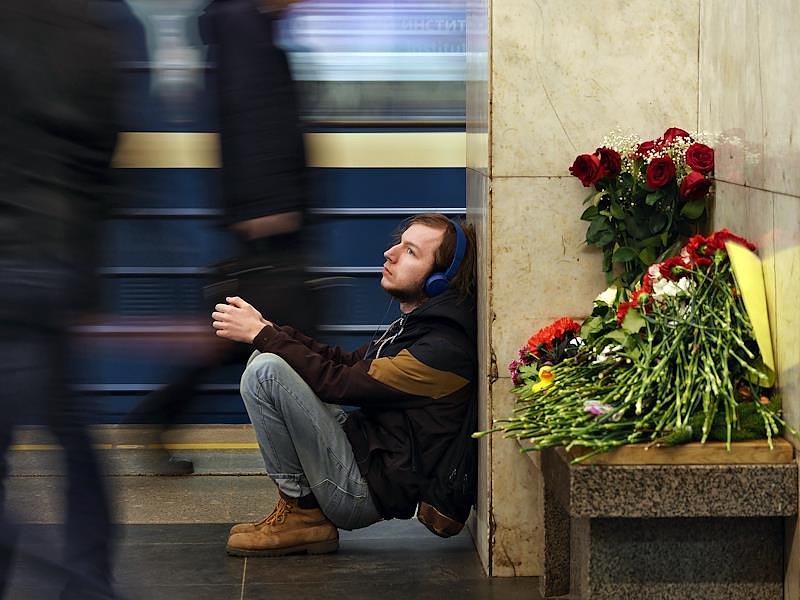 Стихийный мемориал жертвам теракта на станции метро «Технологический институт» в Санкт-Петербурге, 2017 год