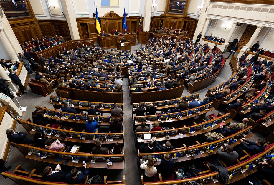 Президент Украины Владимир Зеленский выступает с ежегодной речью перед законодателями в Верховной Раде в Киеве, 28 декабря 2022 года