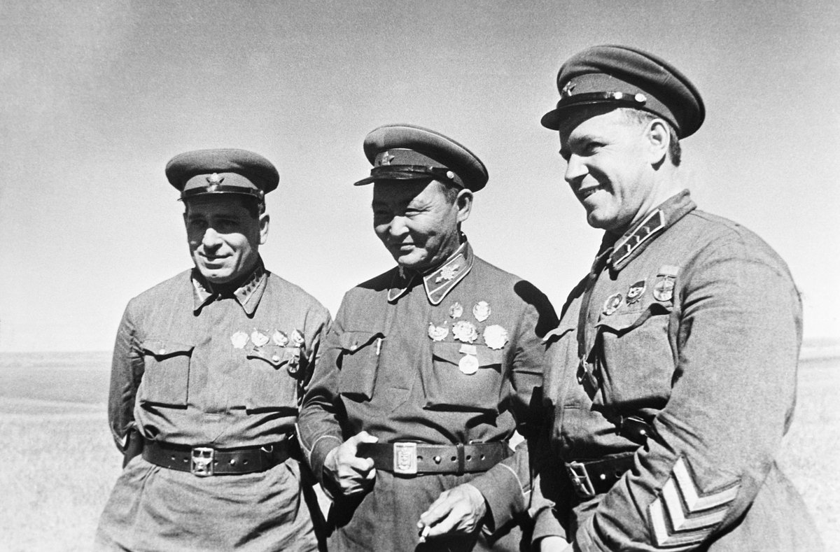 Маршал Монгольской Народной Республики Хорлогийн Чойбалсан (в центре), командующий 1-й армейской группой комкор Георгий Жуков (справа) и командарм 2-го ранга Георгий Штерн (слева) в районе боевых действий на Халхин-Голе, 1939 год