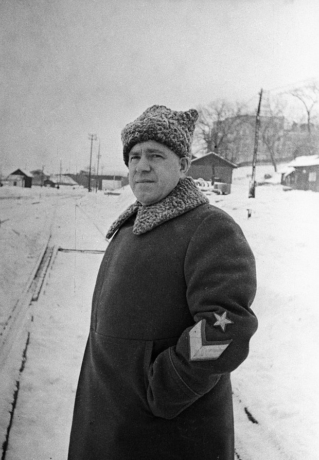 Генерал армии Георгий Жуков на одном из участков фронта