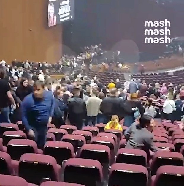 Зрители в концертном зале «Крокус Сити Холл» в момент нападения террористов