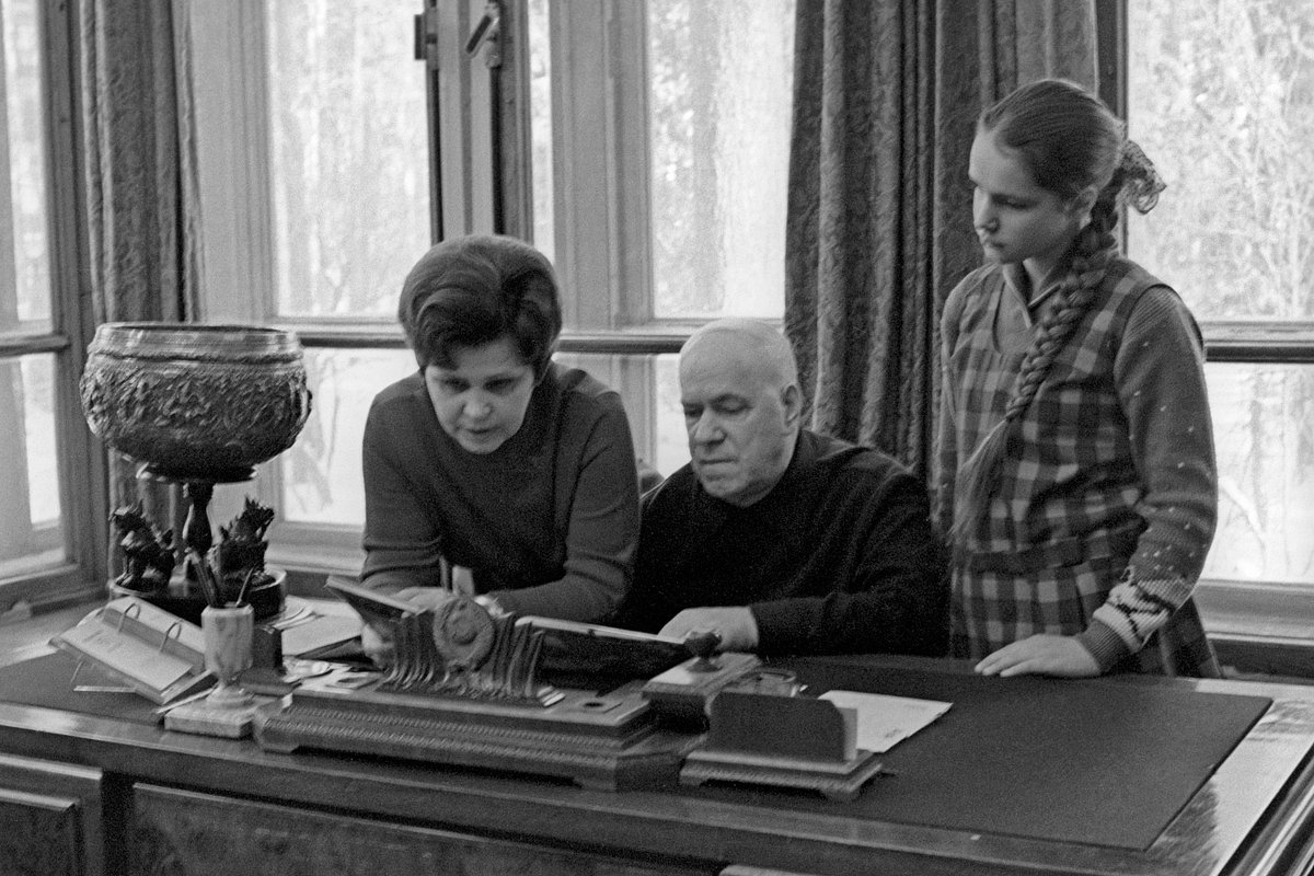 Маршал Советского Союза Георгий Жуков с супругой Галиной и дочерью Машей в рабочем кабинете на подмосковной госдаче в Сосновке, 1970 год