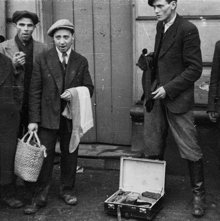 Еврей продает женские чулки на улице Варшавского гетто. Варшава, Польша. 1940 год