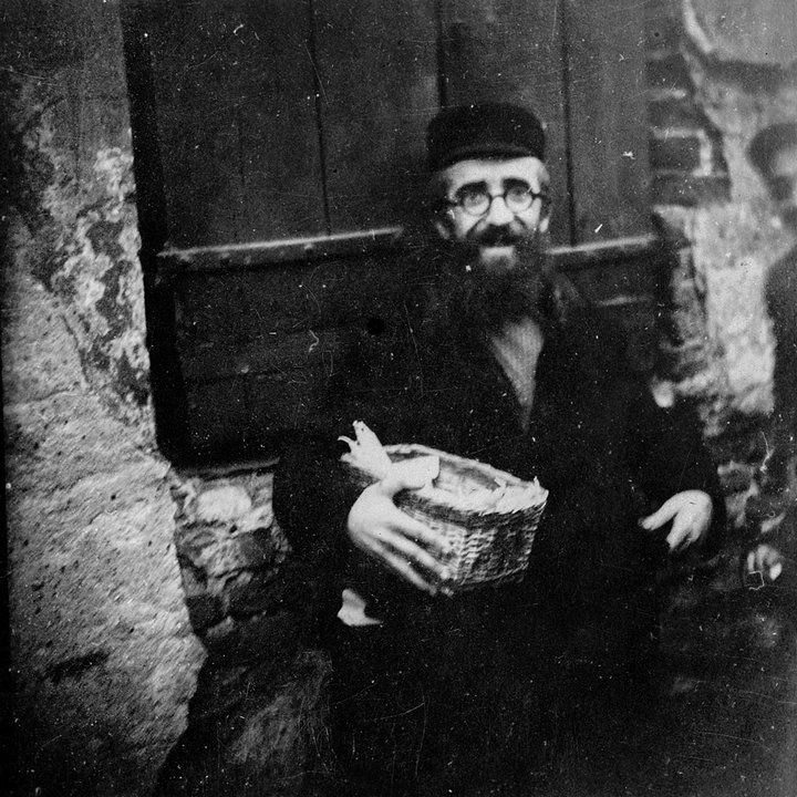 Еврей с сельдью на улице Варшавского гетто. Варшава, Польша. 1940 год