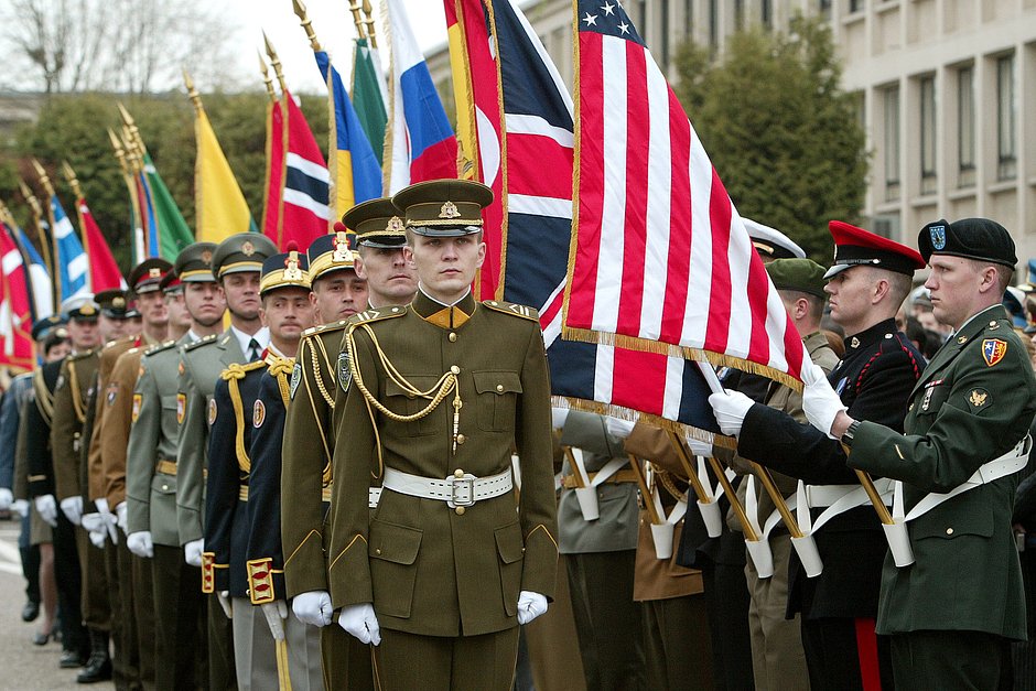 Военнослужащие стран, семи новых членов НАТО, на церемонии, посвященной расширению Североатлантического альянса, Брюссель, Бельгия, 2 апреля 2004 года