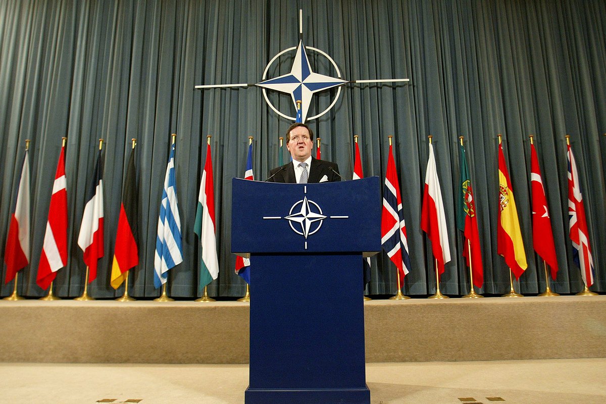 Генеральный секретарь НАТО Джордж Робертсон проводит брифинг для журналистов после особого заседания Североатлантического совета с участием семи стран, приглашенных в альянс, Брюссель, Бельгия, 26 марта 2003 года
