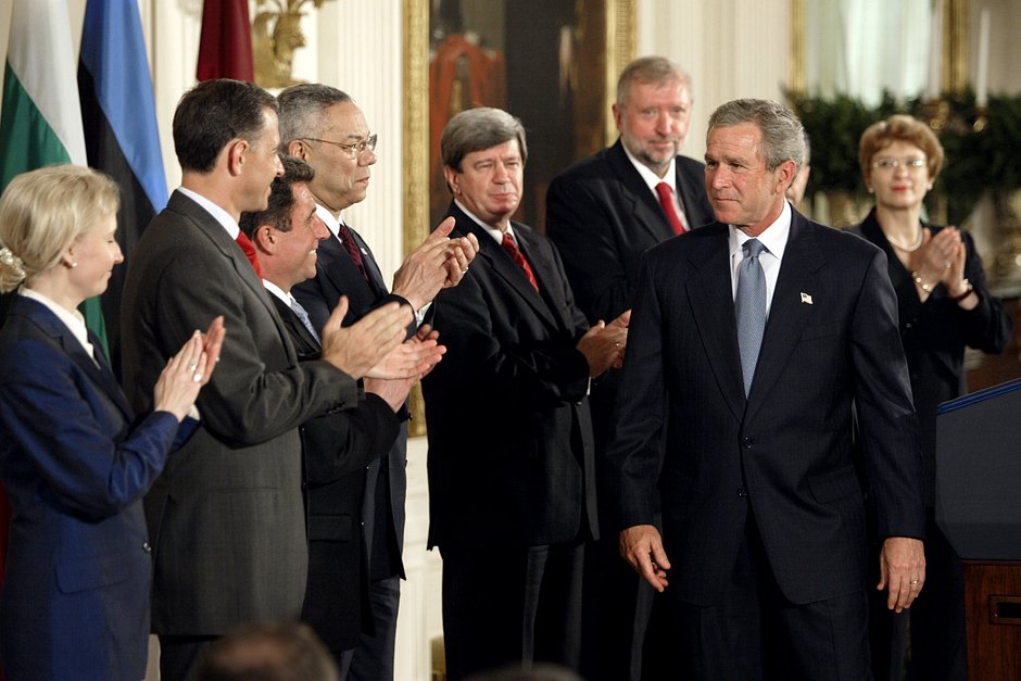 Министры иностранных дел семи стран — будущих членов НАТО приветствуют президента США Джорджа Буша-младшего в Белом доме, Вашингтон, США, 8 мая 2003 года
