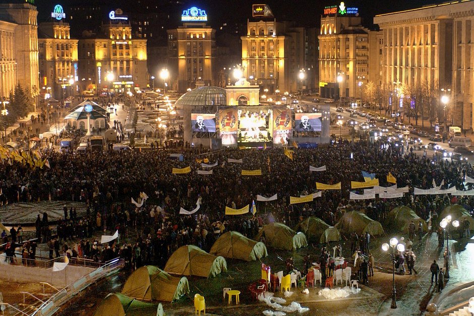 Сторонники кандидата в президенты Украины Виктора Ющенко протестуют на площади Независимости в Киеве, Украина, 22 ноября 2004 года