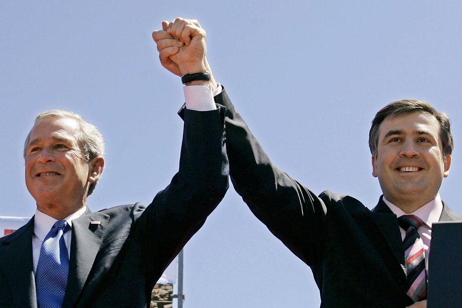 Президент США Джордж Буш-младший и президент Грузии Михаил Саакашвили на площади Свободы в Тбилиси, Грузия, 10 мая 2005 года