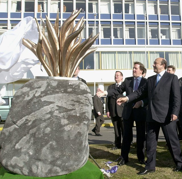 Министр иностранных дел России Игорь Иванов и генеральный секретарь НАТО Джордж Робертсон на открытии памятника в ознаменование новых отношений России и НАТО в Рейкьявике, Исландия, 15 мая 2002 года
