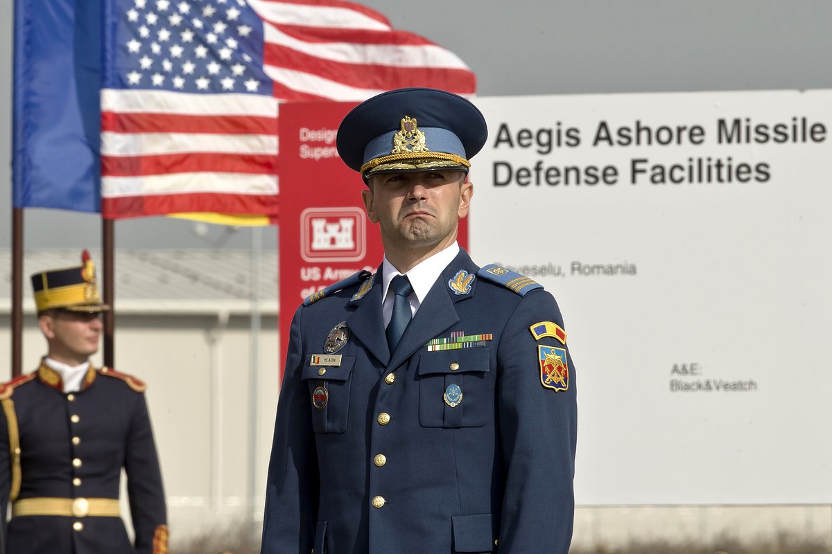 Румынский офицер на официальной церемонии закладки фундамента американской базы противоракетной обороны в Девеселу, Румыния, 28 октября 2013 года