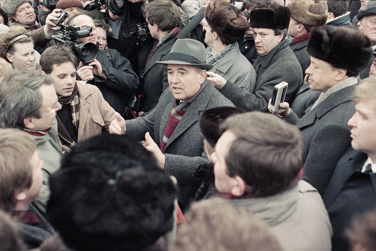 Президент СССР Михаил Горбачев на встрече с жителями Вильнюса, Литовская ССР, 11 января 1990 года