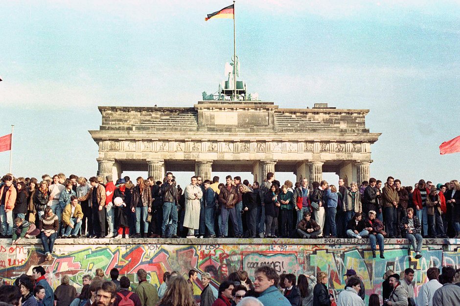 Жители Западного Берлина на Берлинской стене у Бранденбургских ворот, 10 ноября 1989 года