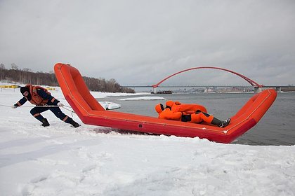 Российские рыбаки застряли на оторвавшейся в море льдине