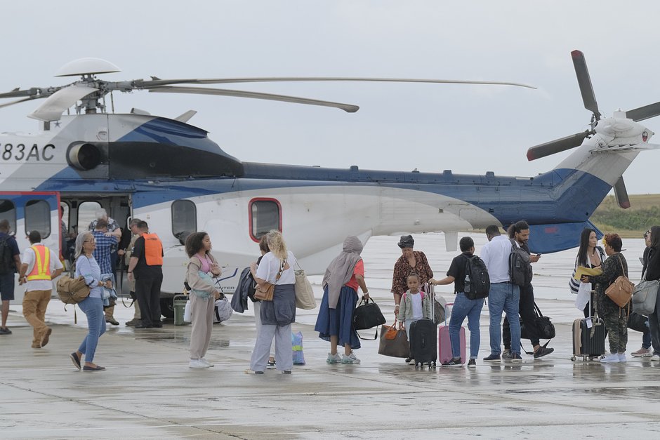 Люди, эвакуированные американским вертолетом, прибывают в аэропорт Лас-Америкас в Санто-Доминго, Доминиканская Республика, 22 марта 2024 года