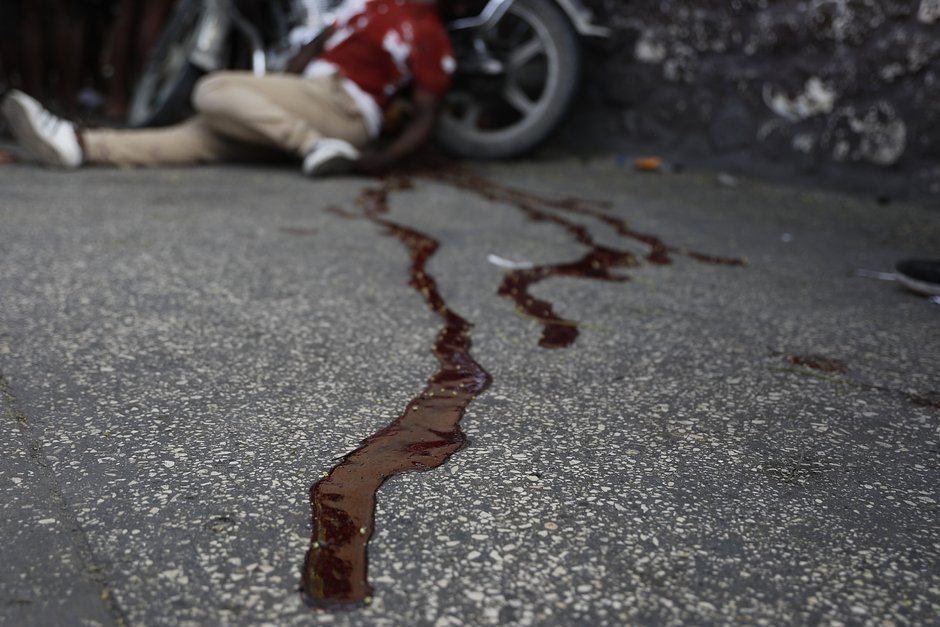 Тело мужчины, убитого бандитами в районе Дельмас, Порт-о-Пренс, Гаити, 8 марта 2024 года