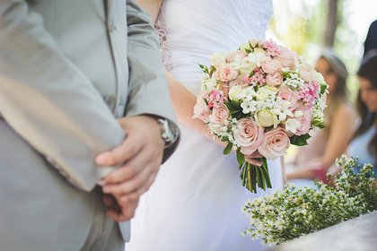 Пара сыграла свадьбу в больнице перед умирающим отцом невесты