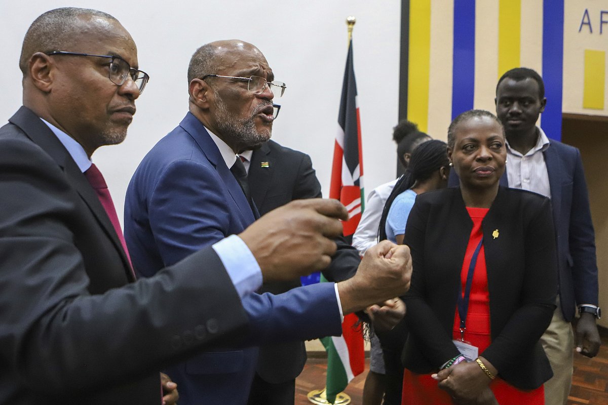 Премьер-министр Гаити Ариэль Анри (второй слева) проводит публичную лекцию в Международном университете США в Найроби, Кения, 1 марта 2024 года