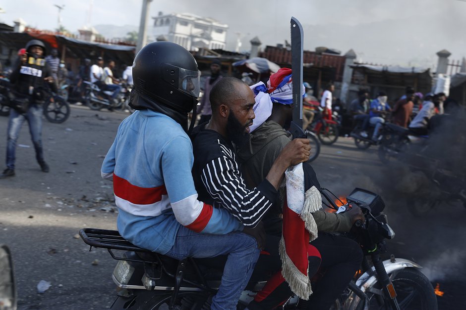 Человек с мачете в руках на улицах Порт-о-Пренса, Гаити, 6 февраля 2024 года