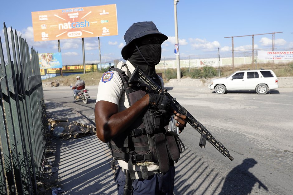 Сотрудник национальной полиции патрулирует перекресток в Порт-о-Пренсе, Гаити, 26 января 2024 года