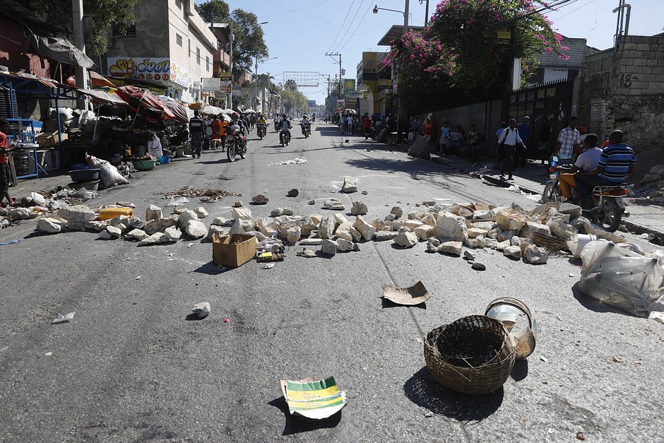 Заваленная камнями и мусором улица Порт-о-Пренса, Гаити, 18 января 2024 года