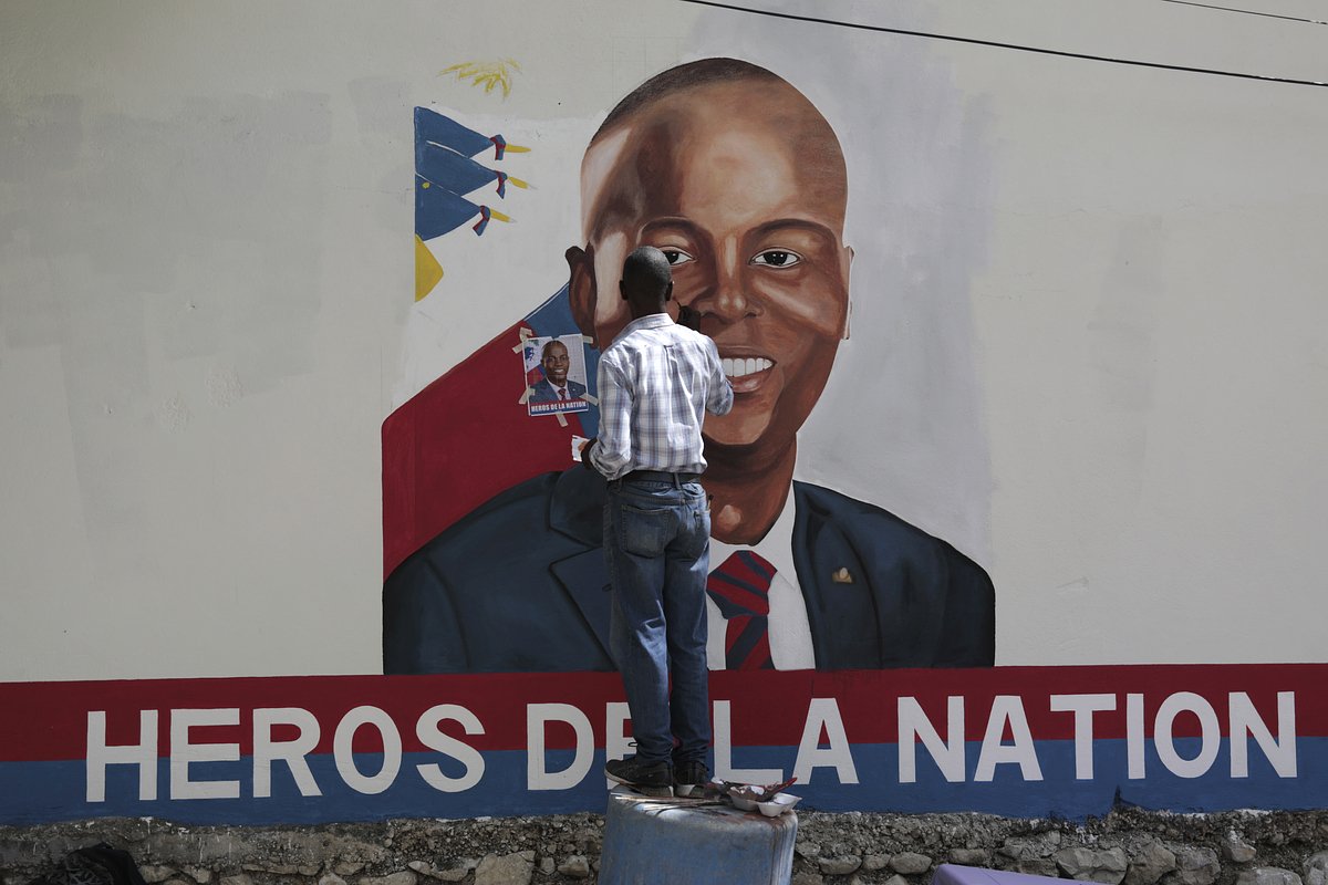 Уличные художники рисуют портрет убитого президента Гаити Жовенеля Моиза возле президентской резиденции, Порт-о-Пренс, Гаити, 7 июля 2023 года