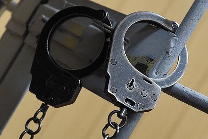 Приковывавшего 12-летнюю дочь к батарее россиянина арестовали