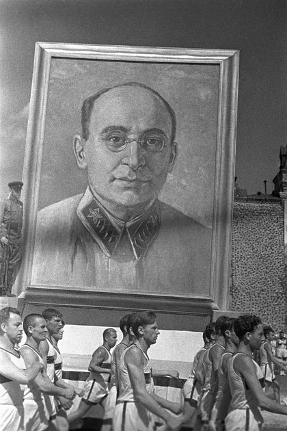 Физкультурники несут портрет Берии по Красной площади, 1939 год 