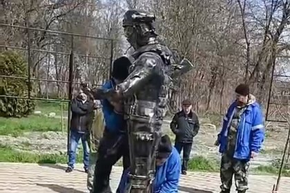 В России снесли памятник бойцам СВО