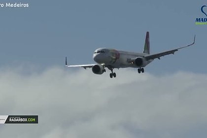 Резкая посадка самолета в одном из самых опасных аэропортов мира попала на видео