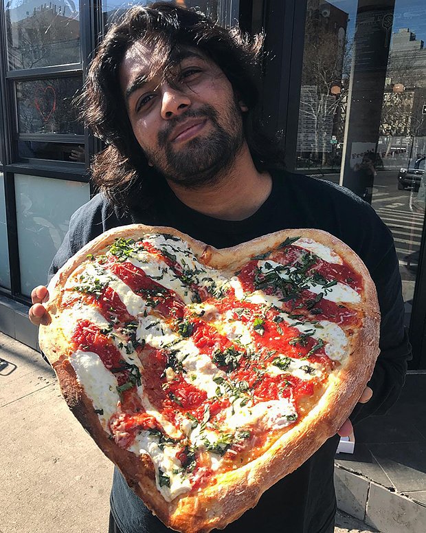 Дешмук рекламирует пиццу Williamsburg Pizza