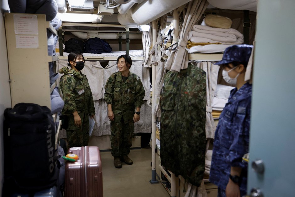 Хироки Маруяма и Руна Куросава во время перерыва на транспортном корабле-амфибии JS Osumi (LST-4001) недалеко от Окинавы, Япония, 14 ноября 2023 года