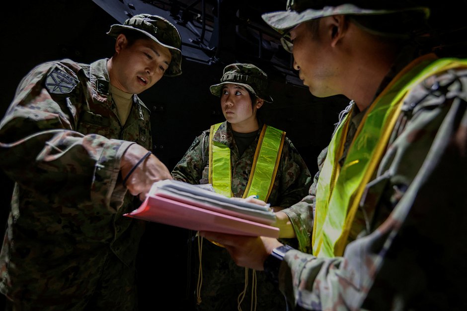 Руна Куросава, 20 лет, солдат десантной бригады быстрого развертывания Сухопутных сил самообороны Японии на транспортно-десантном корабле JS Osumi (LST-4001) в водах вблизи Окинавы, Япония, 14 ноября 2023 года