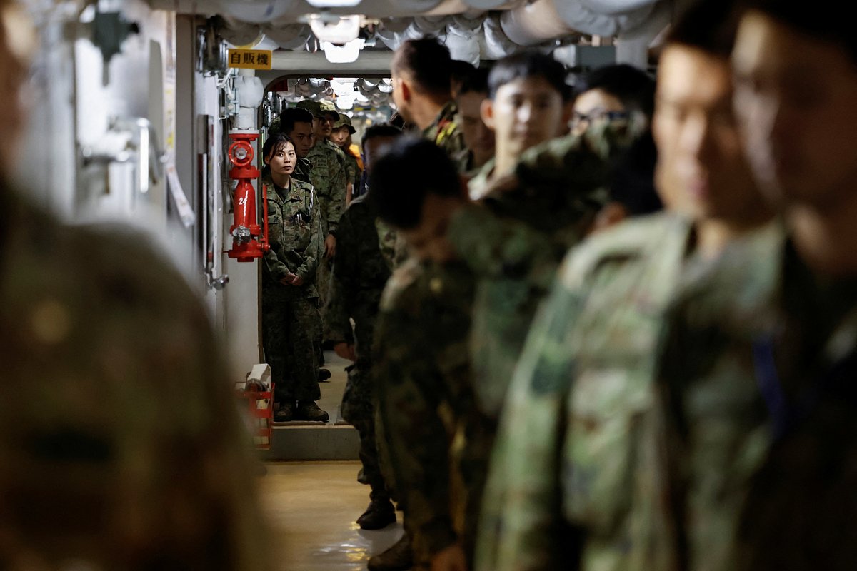 Хироки Маруяма, 38 лет, солдат десантной бригады быстрого развертывания Сухопутных сил самообороны Японии на транспортно-десантном корабле JS Osumi (LST-4001) в водах вблизи Окинавы, Япония, 14 ноября 2023 года