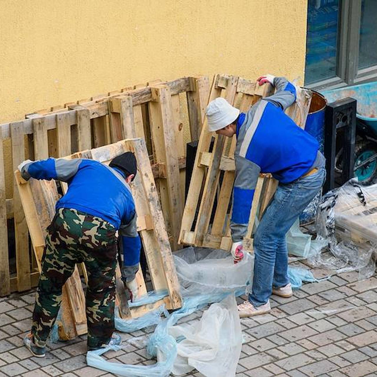 Жители российского города начали ходить по поддонам из-за разлива нечистот:  Город: Среда обитания: Lenta.ru