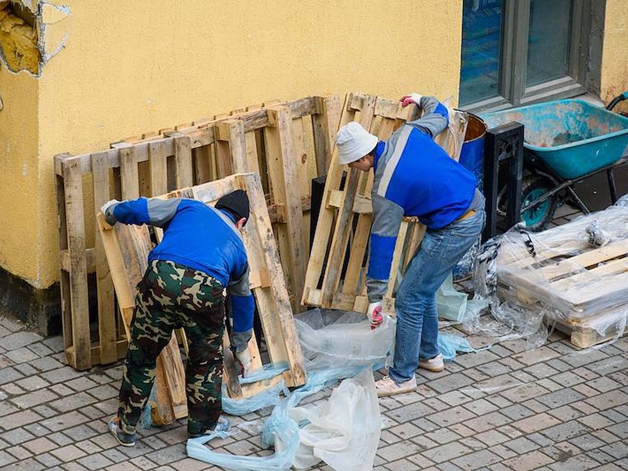 Жители российского города начали ходить по поддонам из-за разлива нечистот:  Город: Среда обитания: Lenta.ru